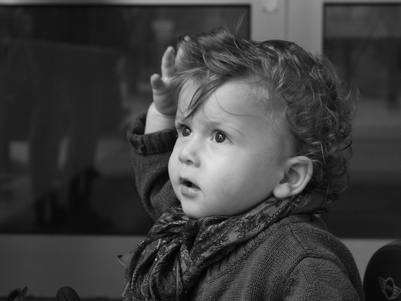 Маленький мальчик с рукой в волосах черно-белое фото 