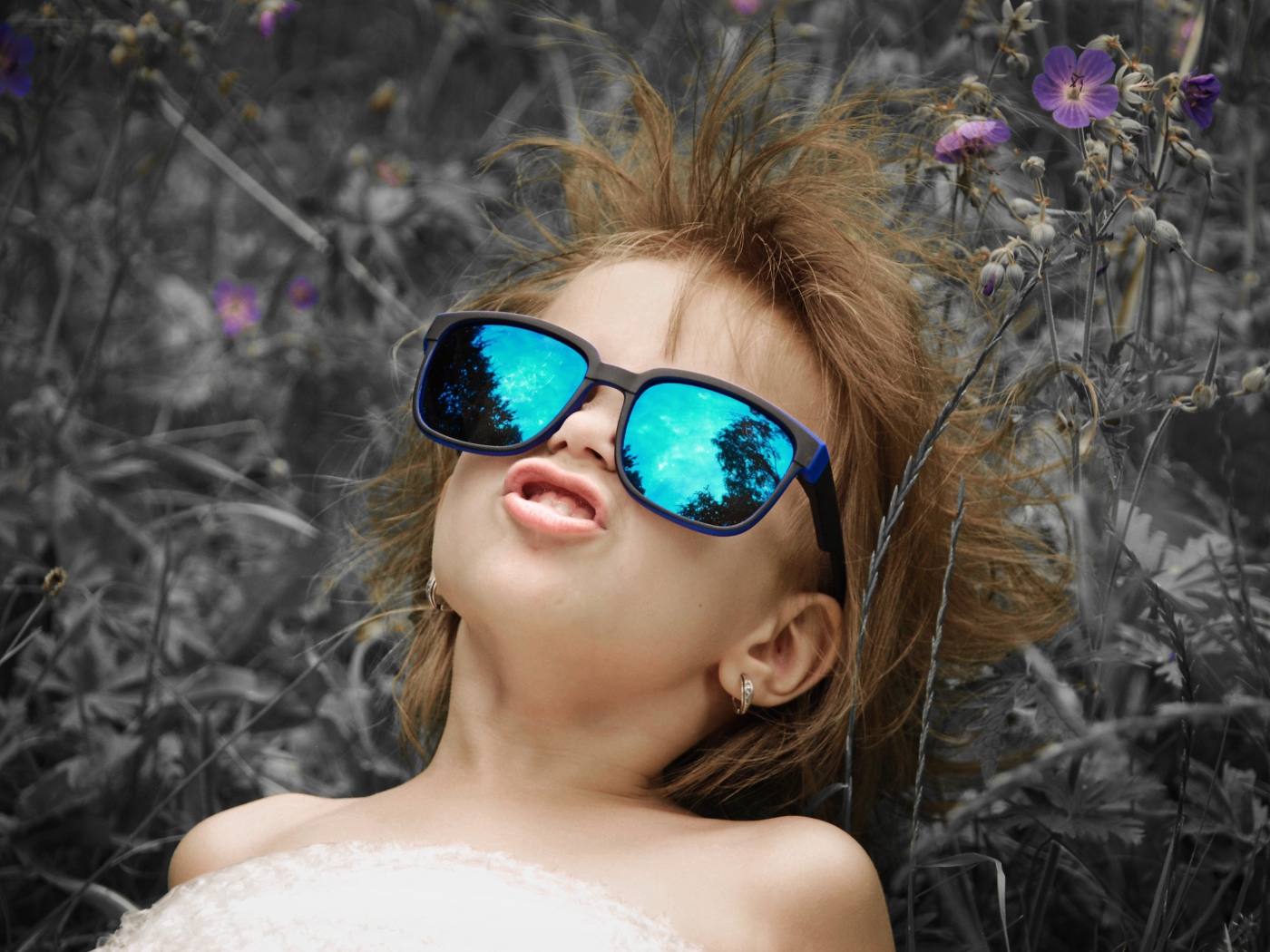 Маленькая девочка в очках со смешной прической