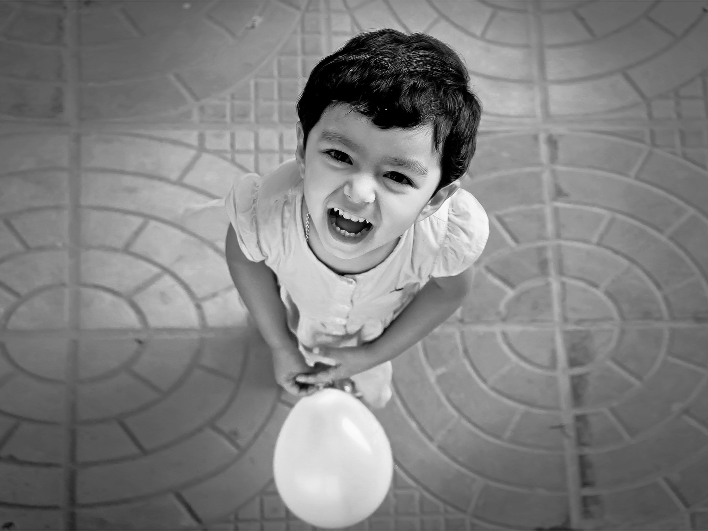 Маленькая девочка с шариком 