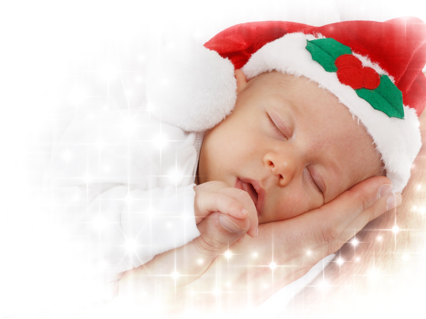 Маленький спящий ребенок в новогодней шапке 