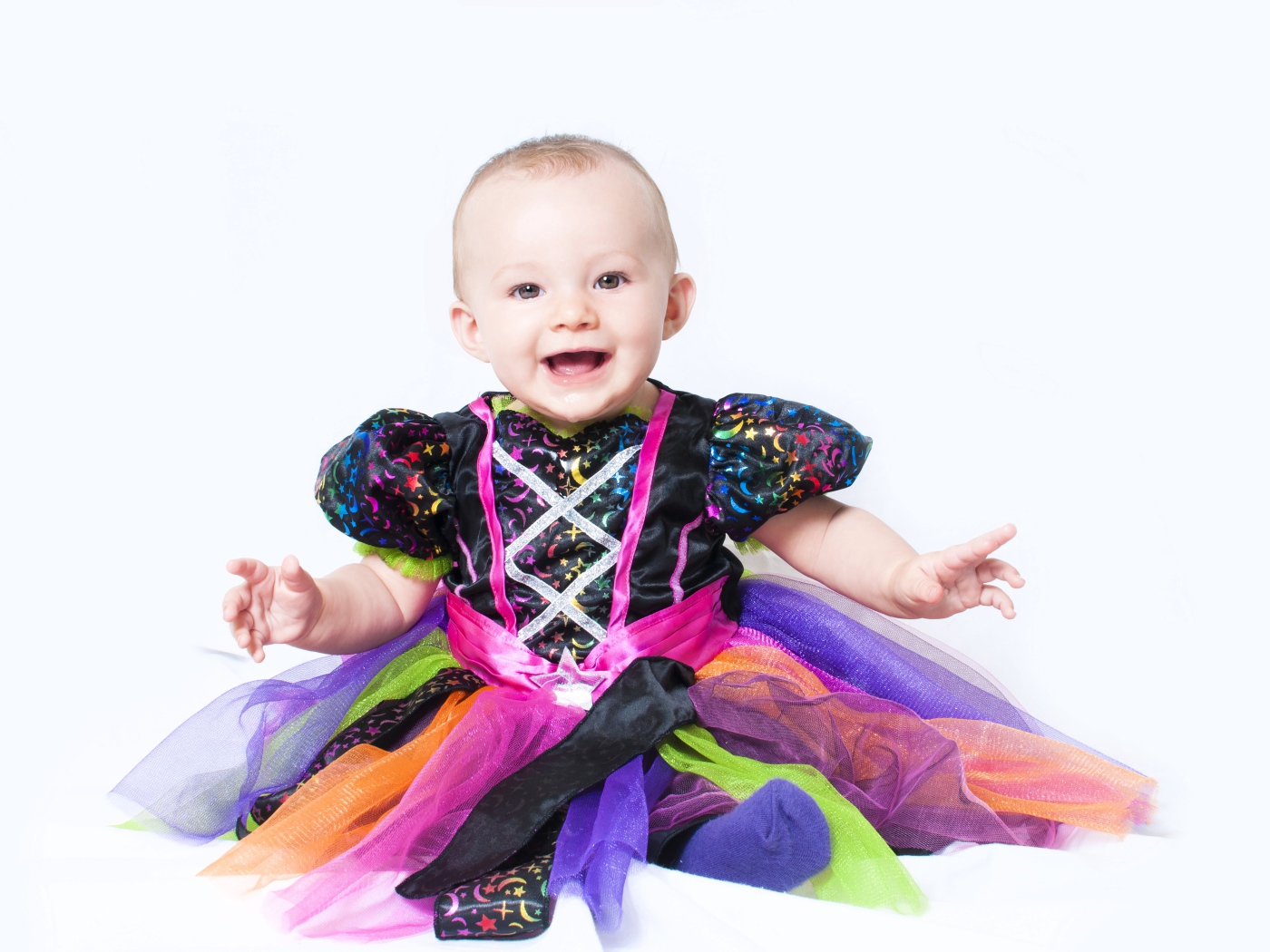 Маленькая улыбающаяся девочка на белом фоне 