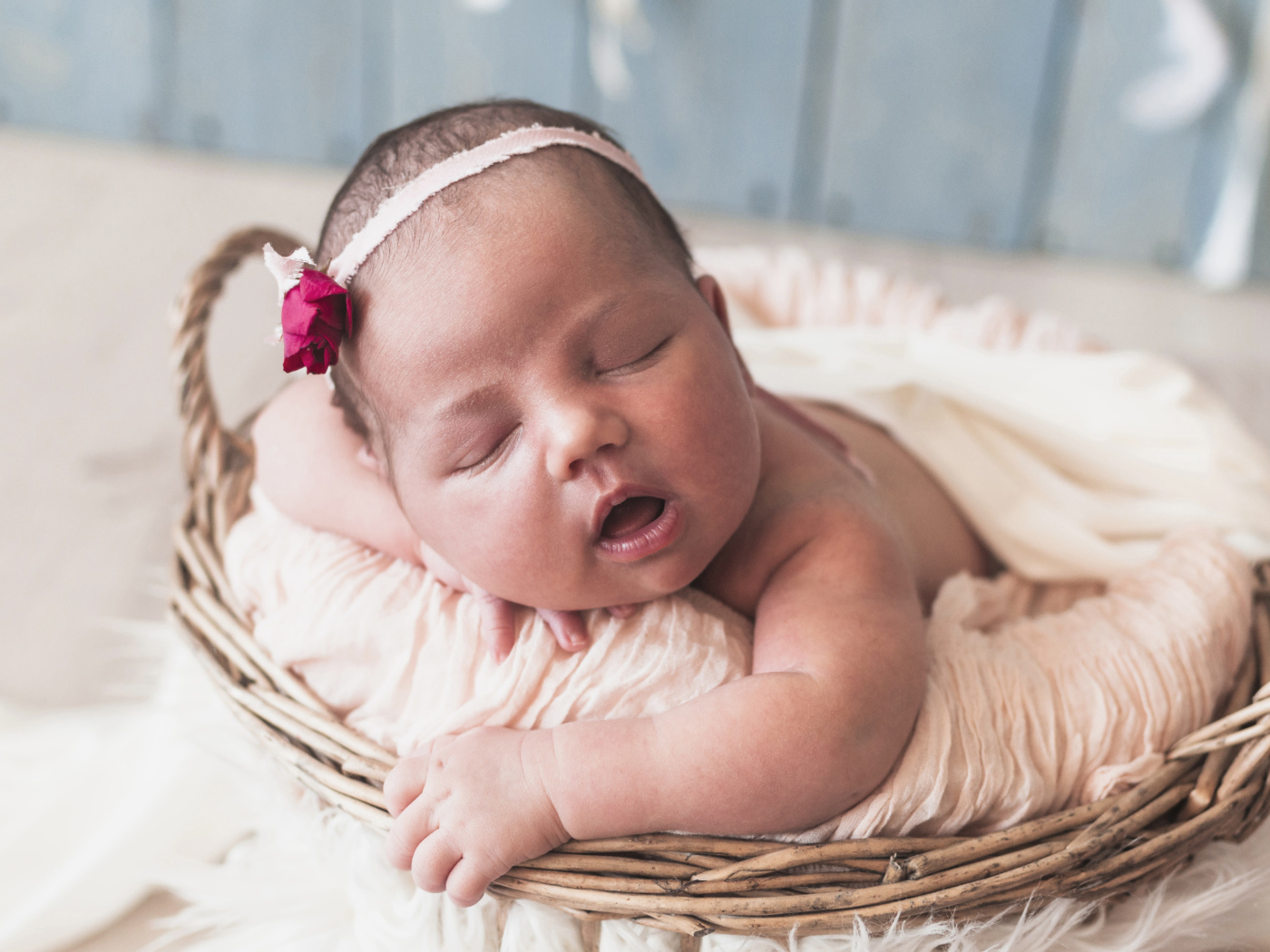 Новорожденная девочка лежит в корзине 