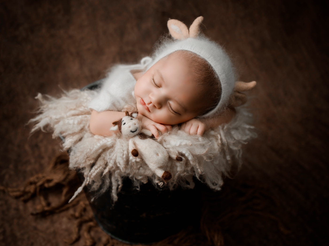 Маленький грудной ребенок спит в ведре