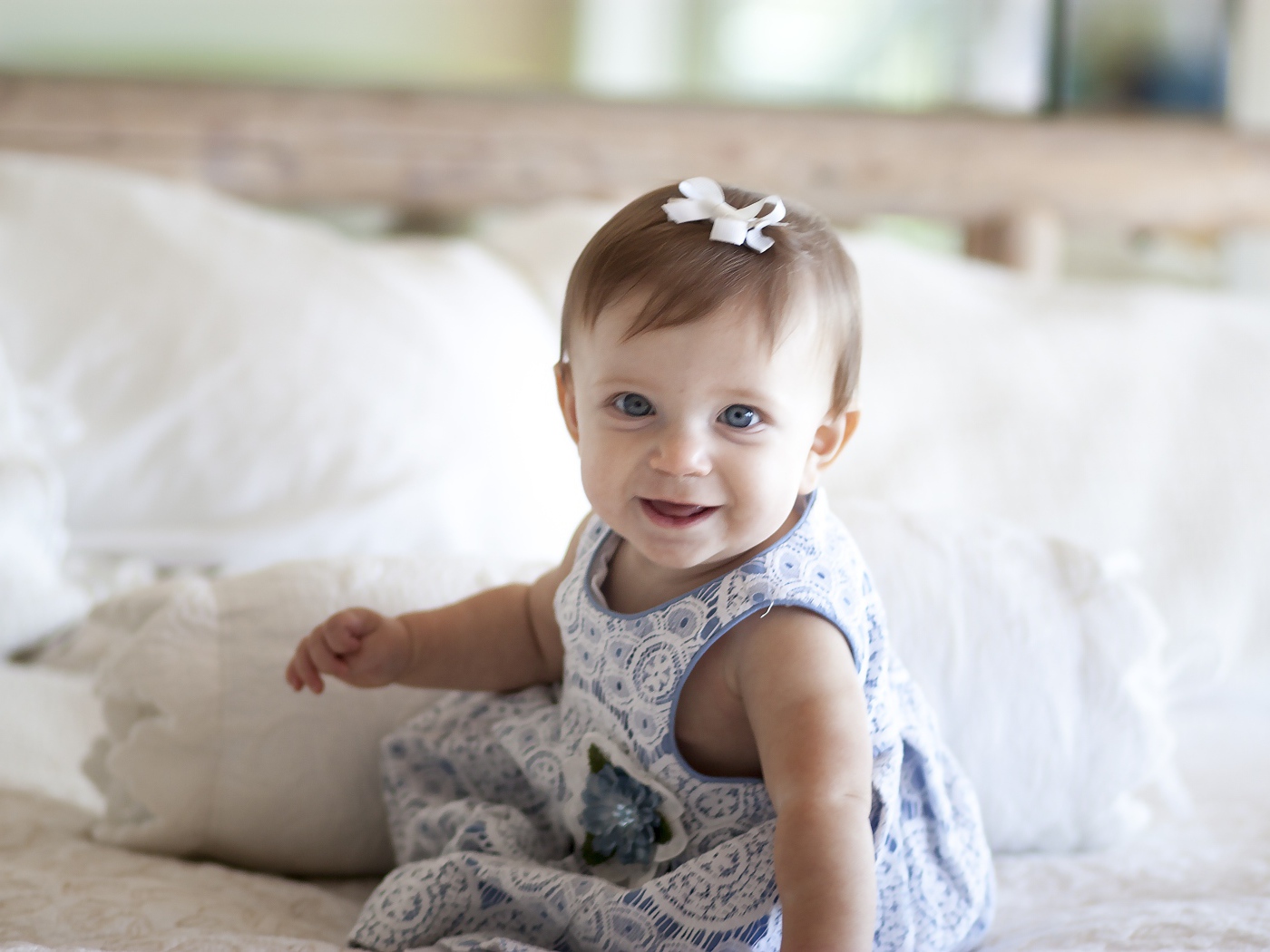 Улыбающаяся девочка в красивом платье 