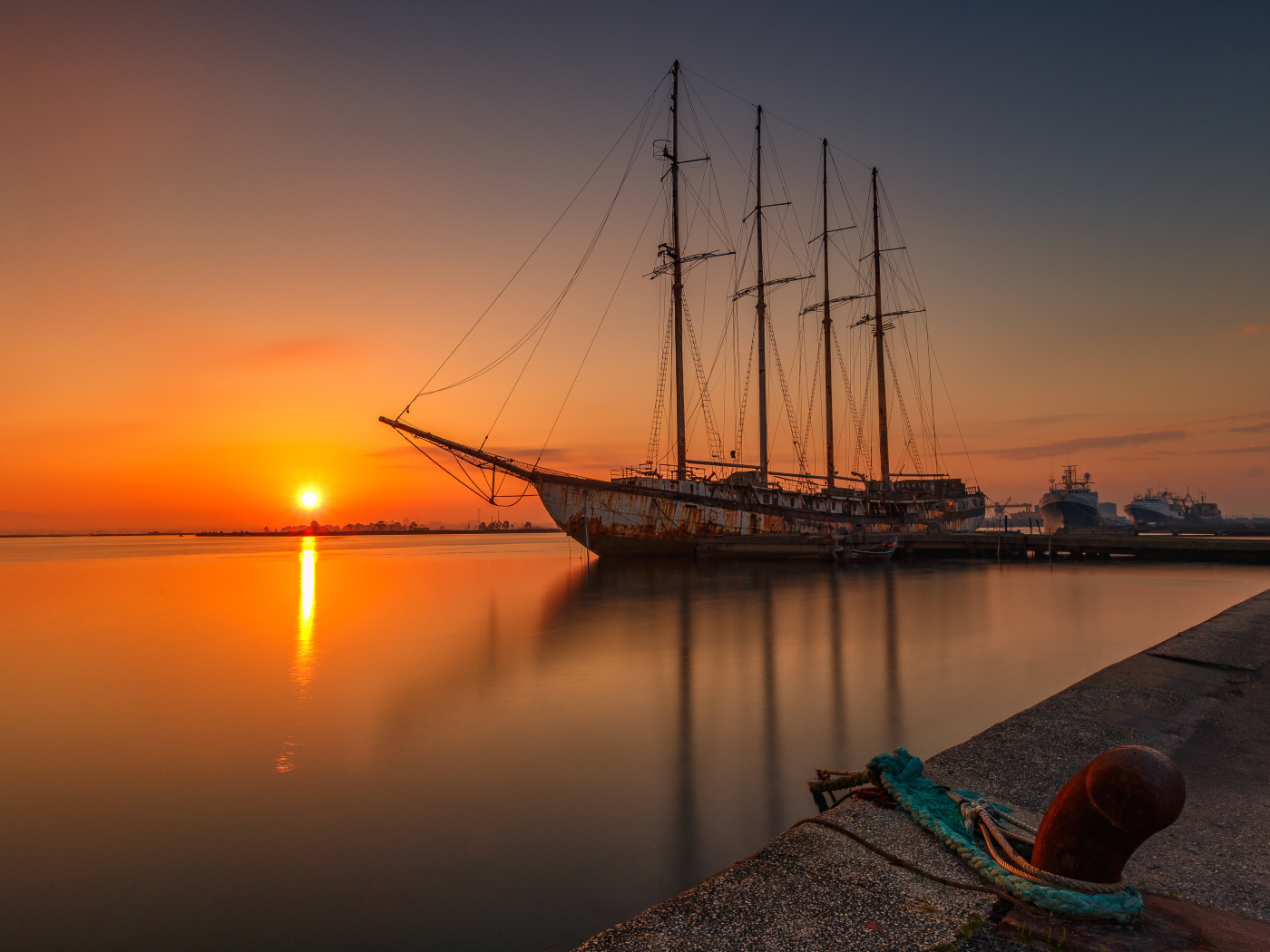 Большой корабль стоит на закате солнца 