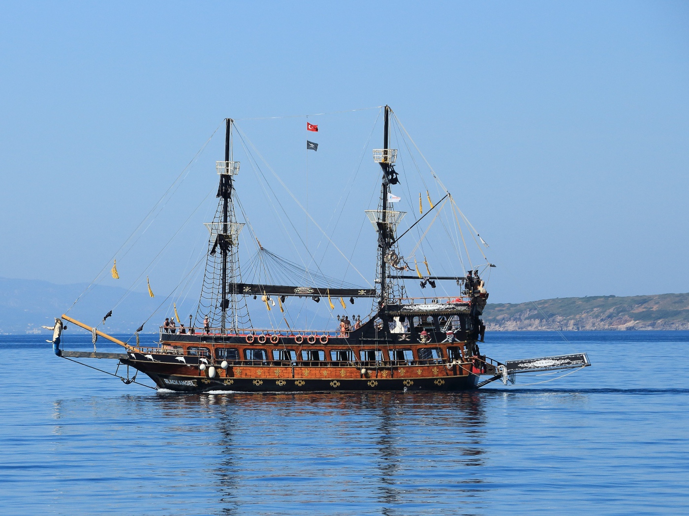 Большой красивый пиратский корабль в море 