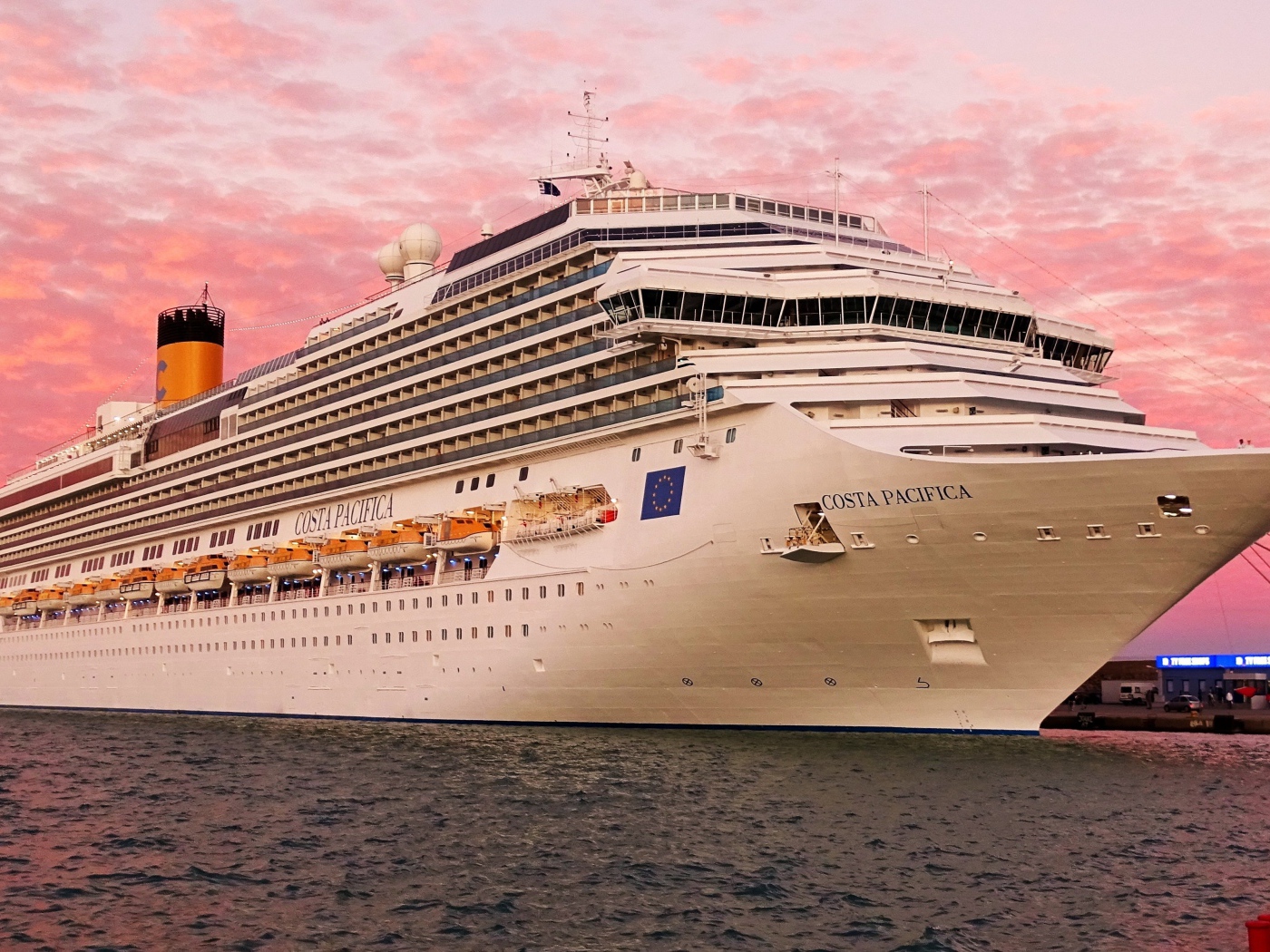 Круизный лайнер Costa Pacifica на фоне розового неба