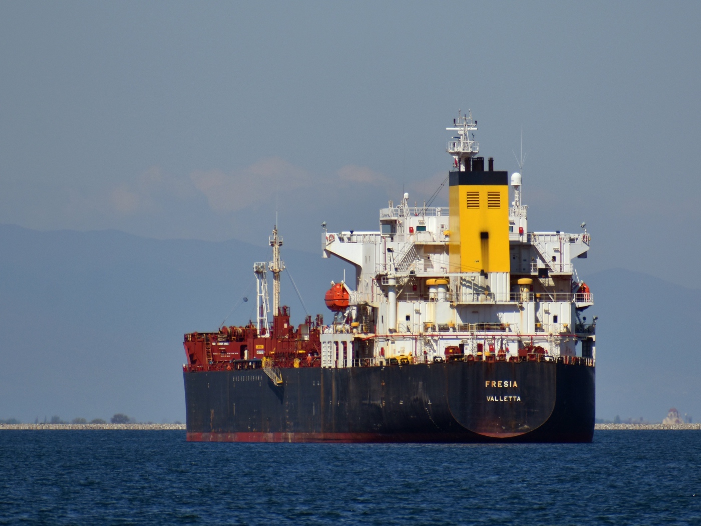 Большой контейнеровоз в море 