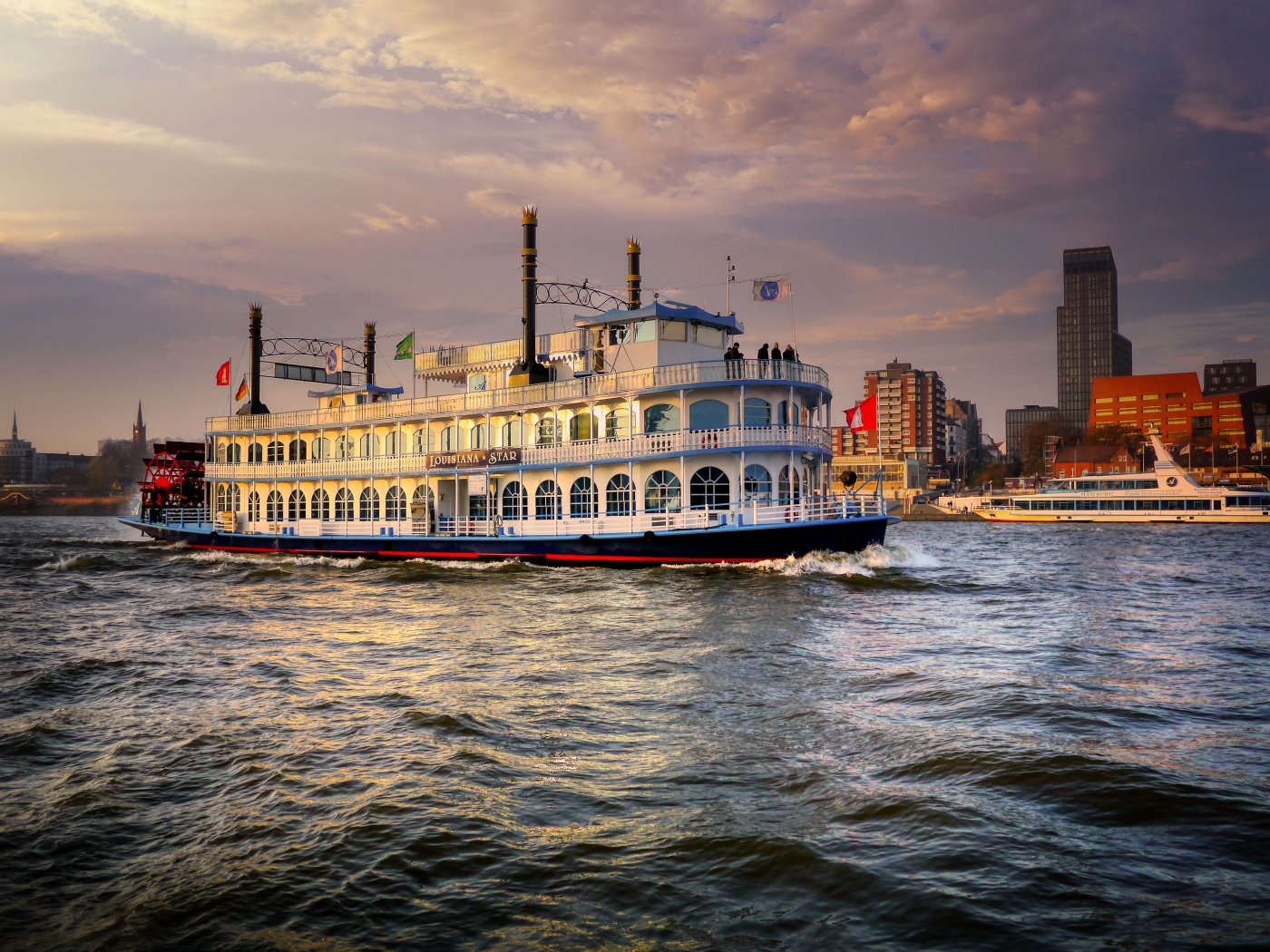 Большой круизный теплоход Louisiana Star  в воде 