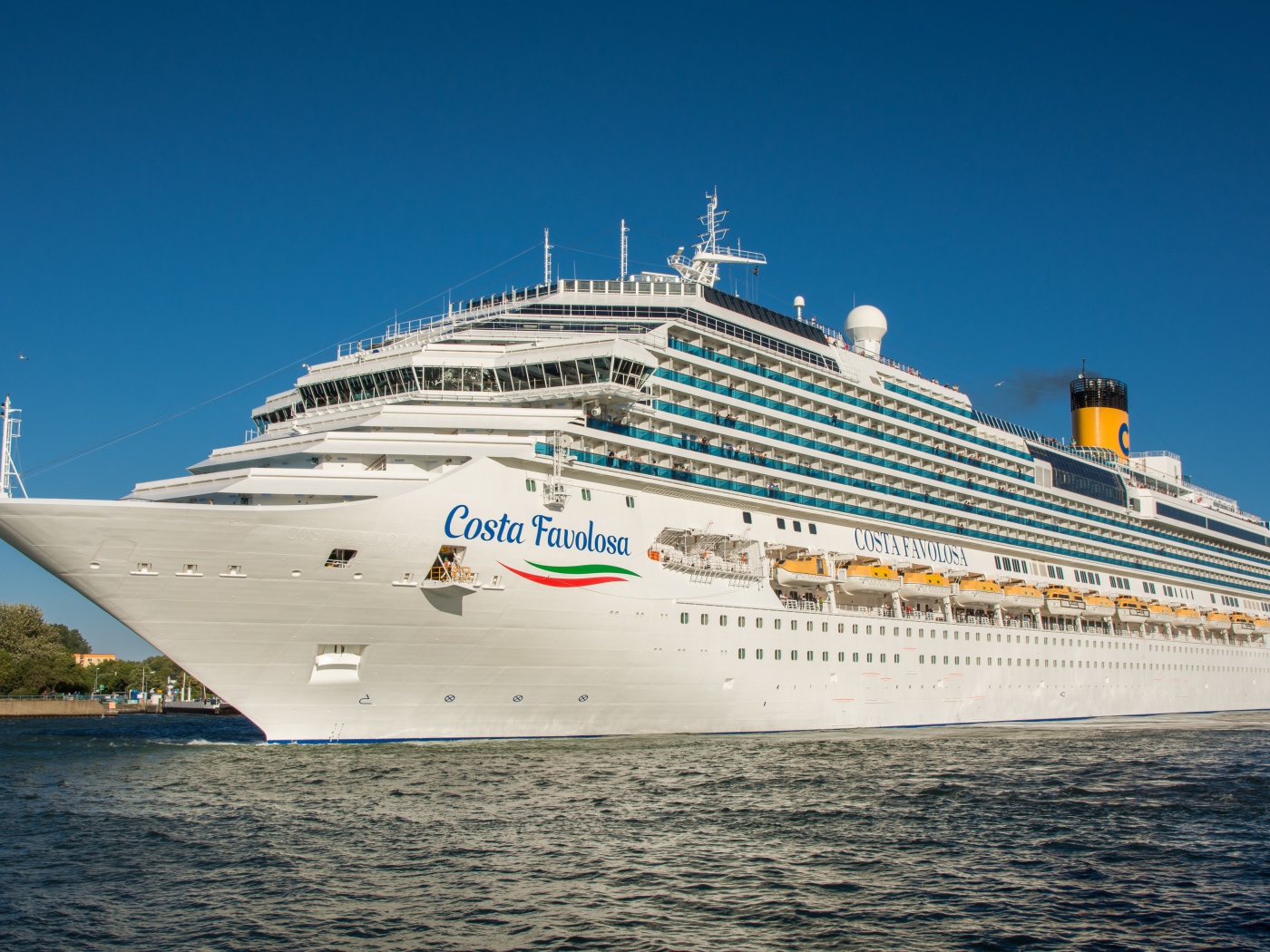Большой белый круизный лайнер Costa Favolosa 