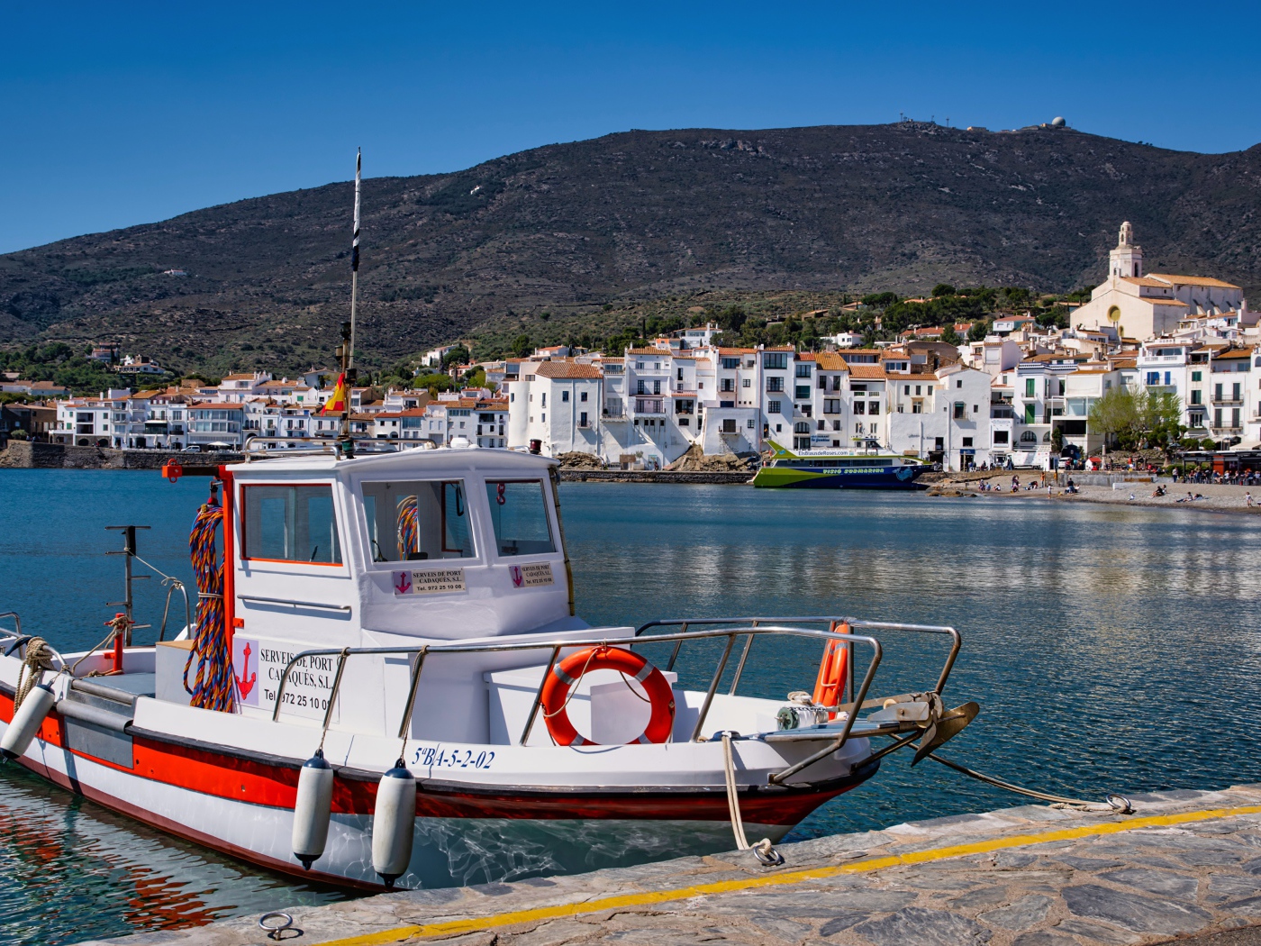 Моторная лодка на побережье Греции 