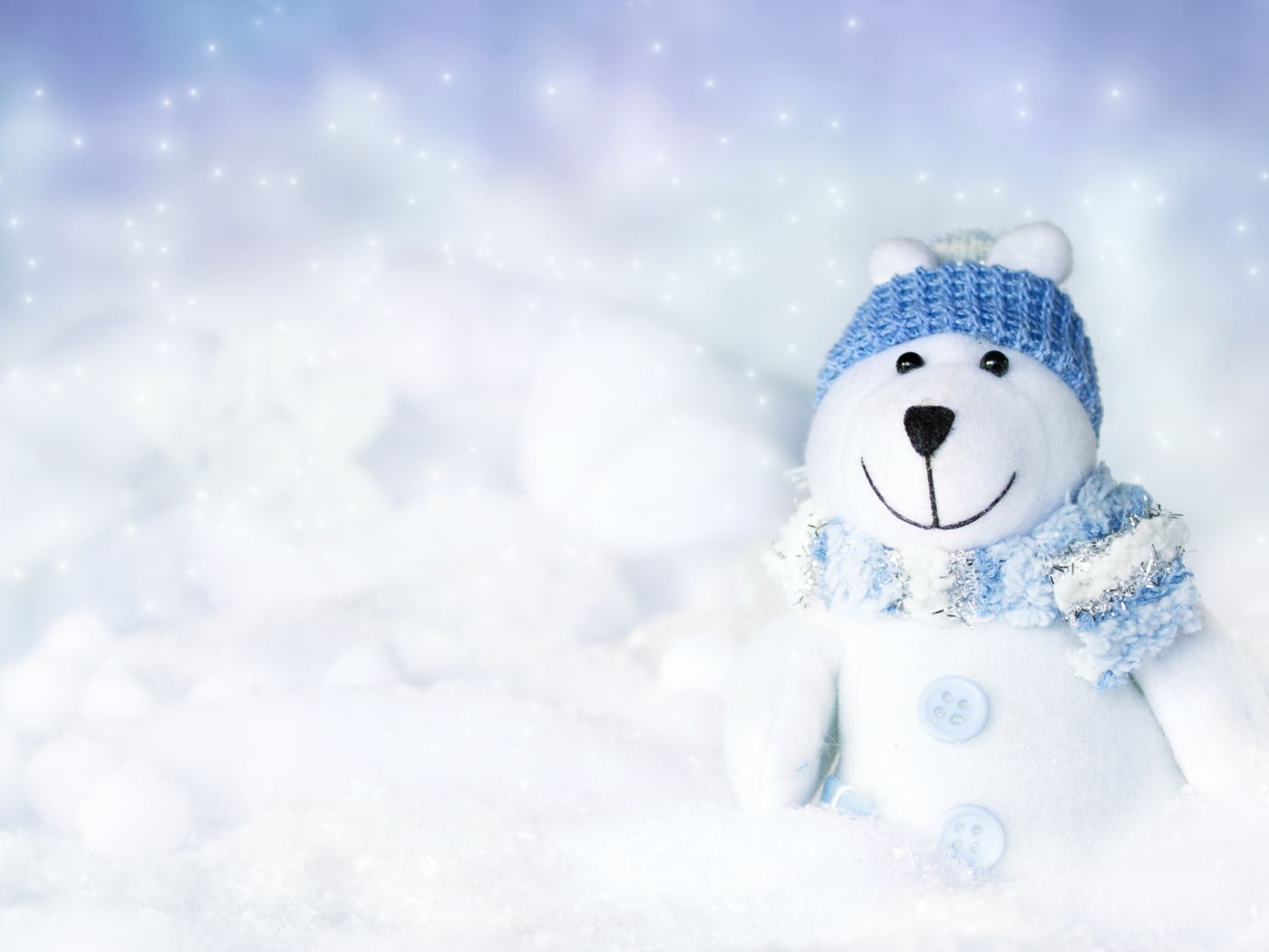 Белый игрушечный медведь на снегу