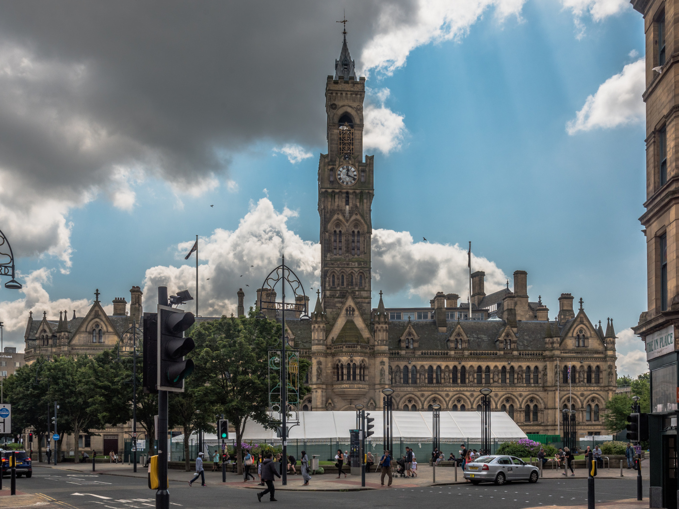 Часы на башне в городе, Англия
