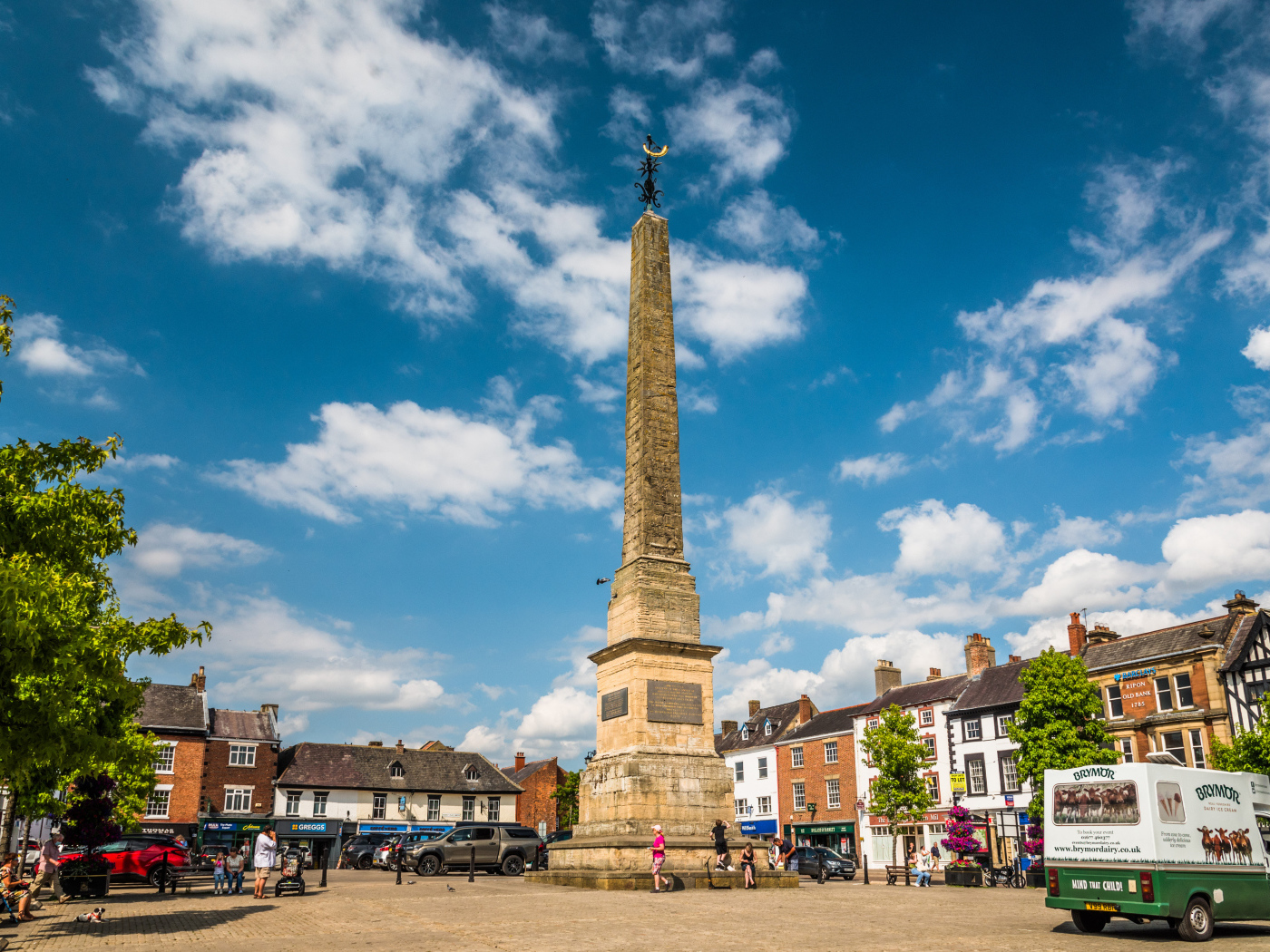 Монумент в центре города под голубым небом,Англия 