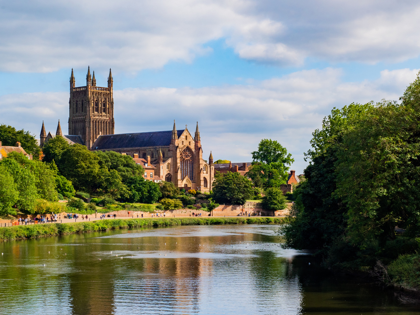 Старинный красивый дом у реки, Англия 