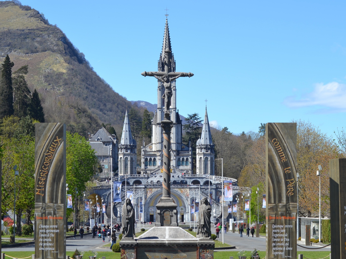 Монумент у базилики Святой Розарии, Франция