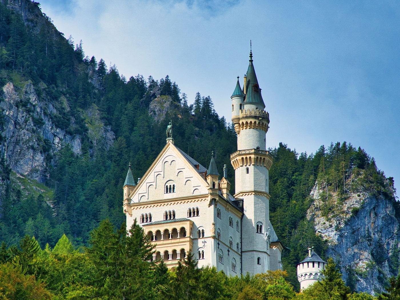Старинный замок Нойшванштайн на фоне гор, Германия