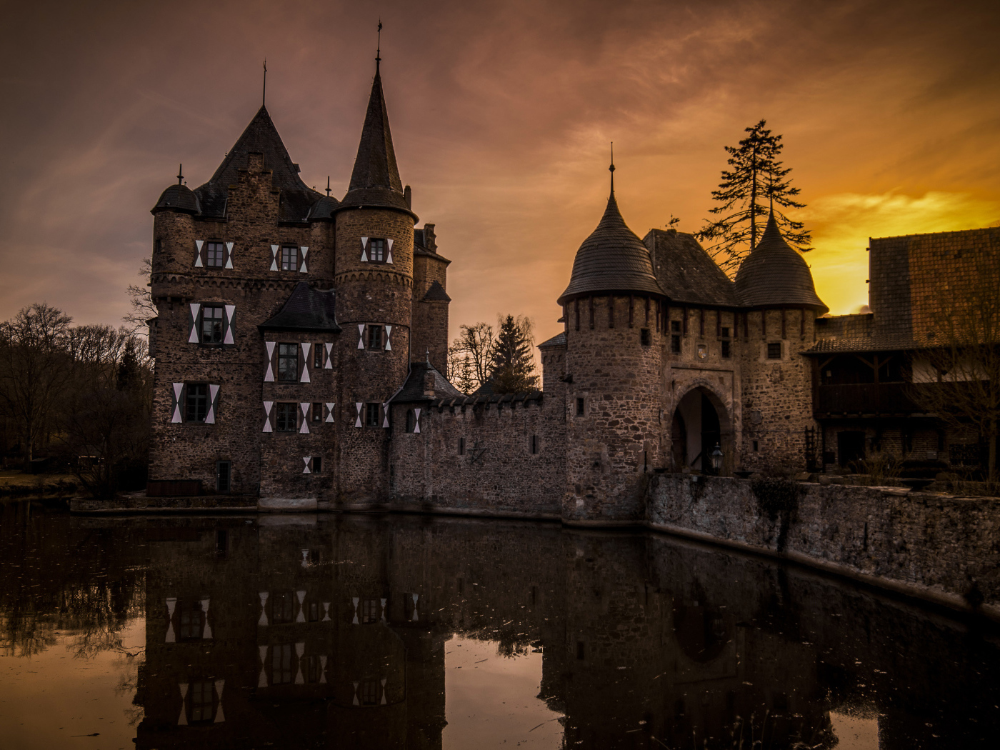 Старинный замок у озера в сумерках, Германия