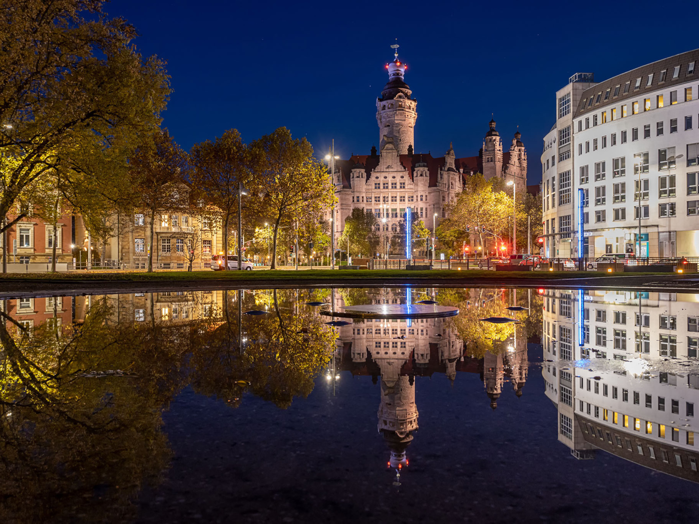 Красивые старые здания отражаются в реке вечером, Германия