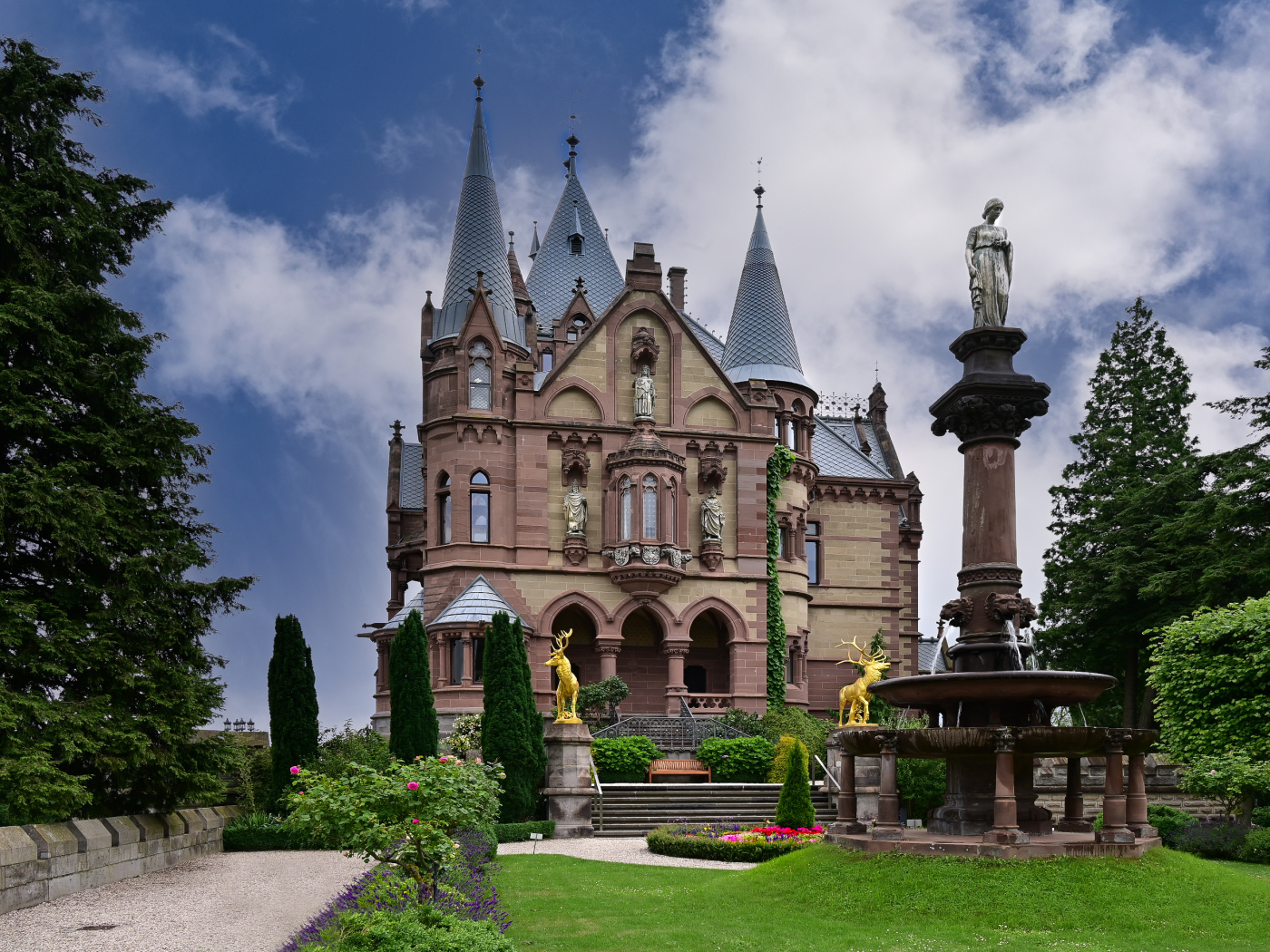 Замок Драхенбург в парке,Германия 