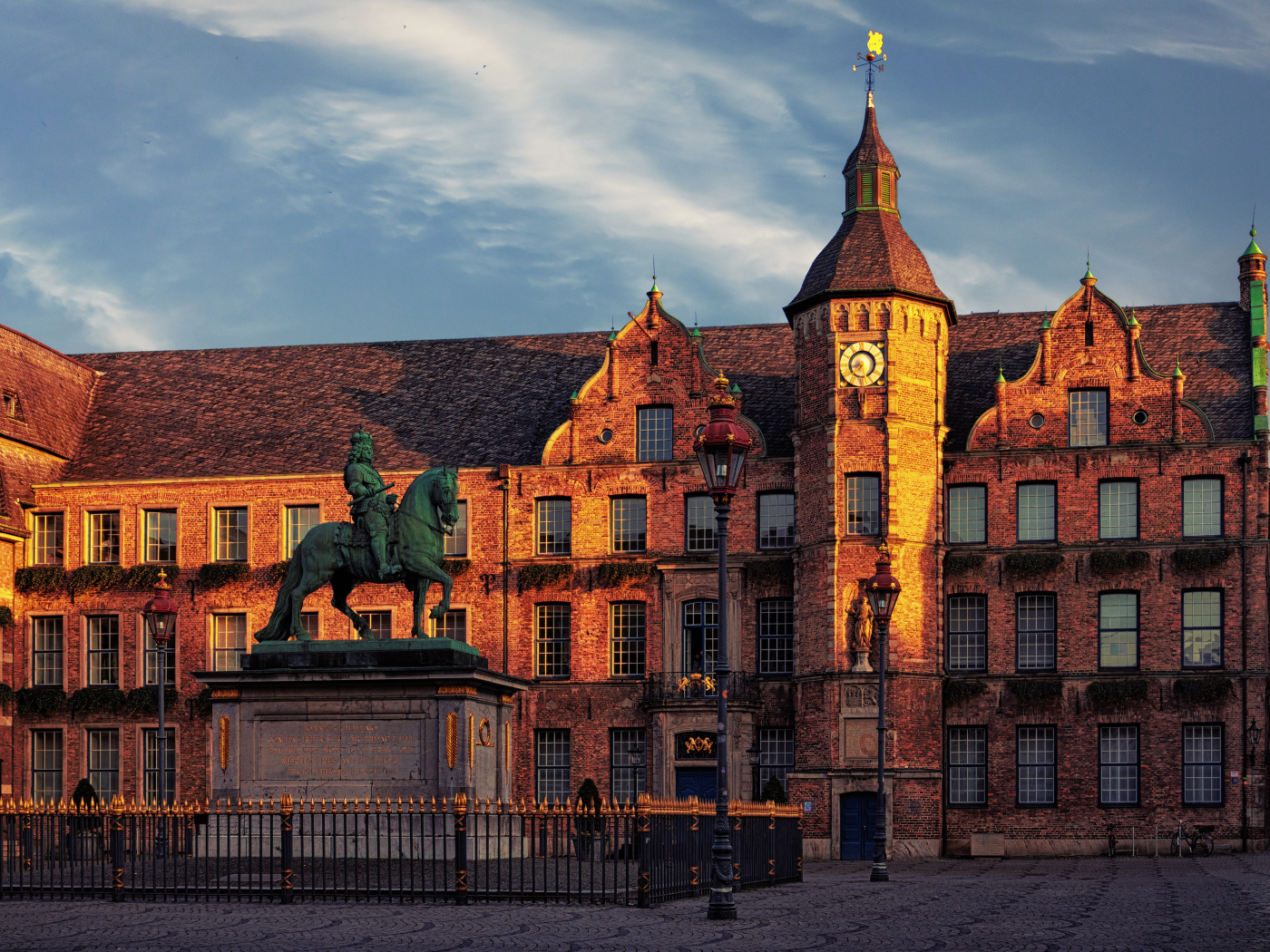 Памятник у старого дома с башней, Германия