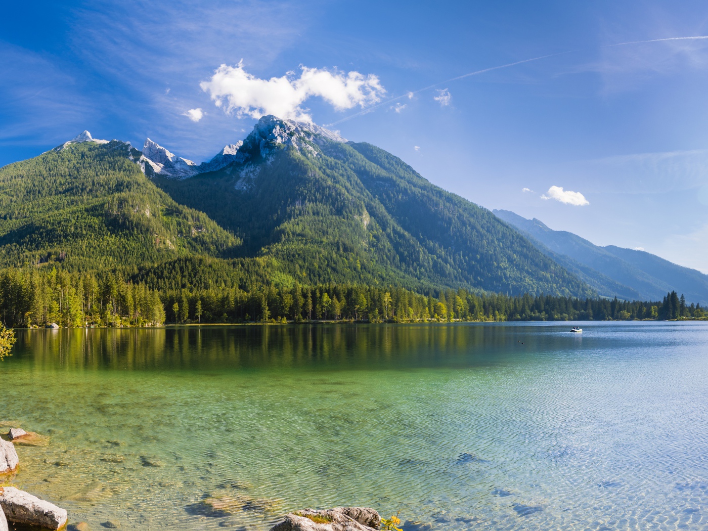 Горы под красивым голубым небом у озера, Германия