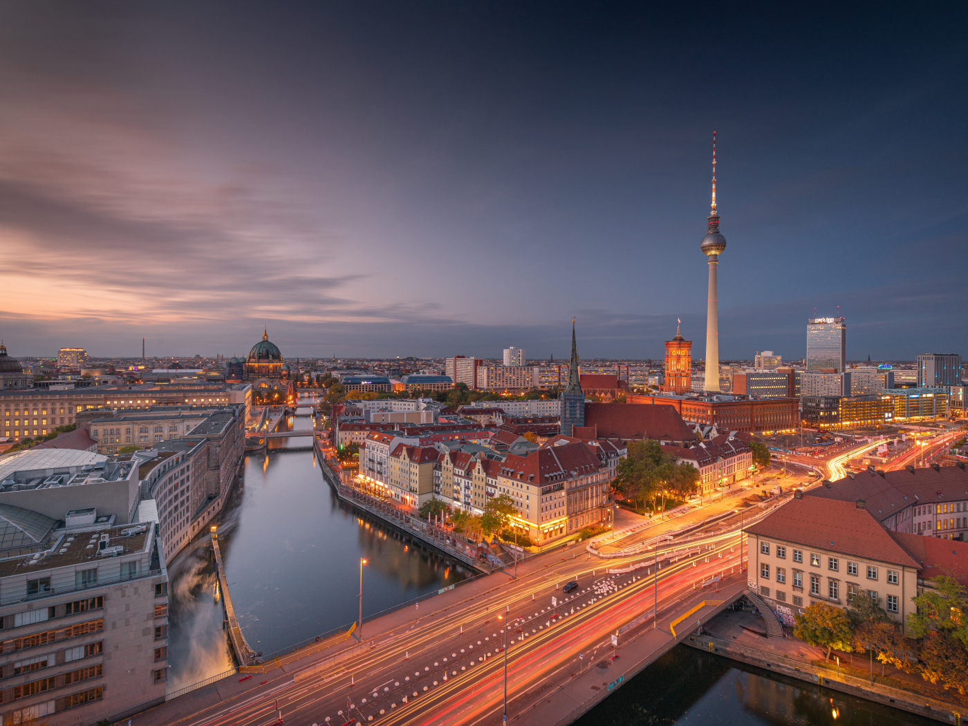 Красивый вид на вечерний Берлин, Германия