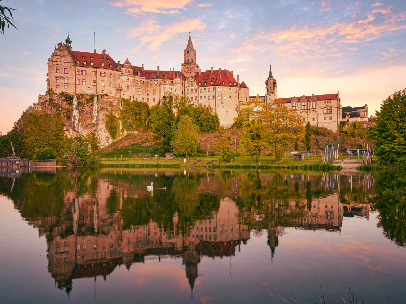 Замок Зигмаринген у пруда, Германия