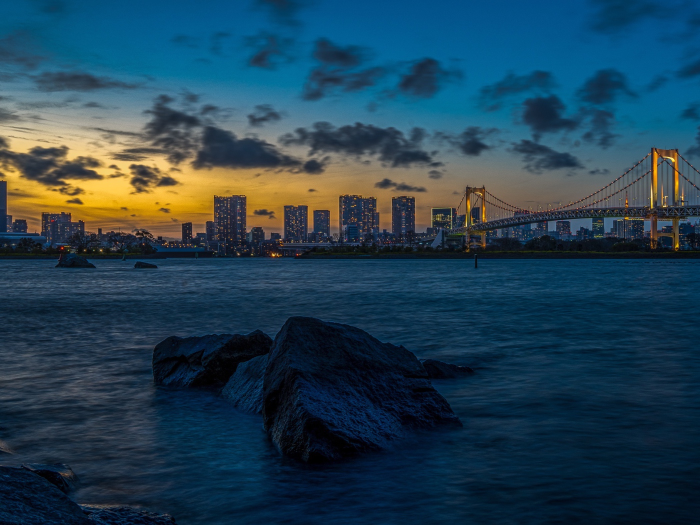 Вид на мост и мегаполис в сумерках, Япония