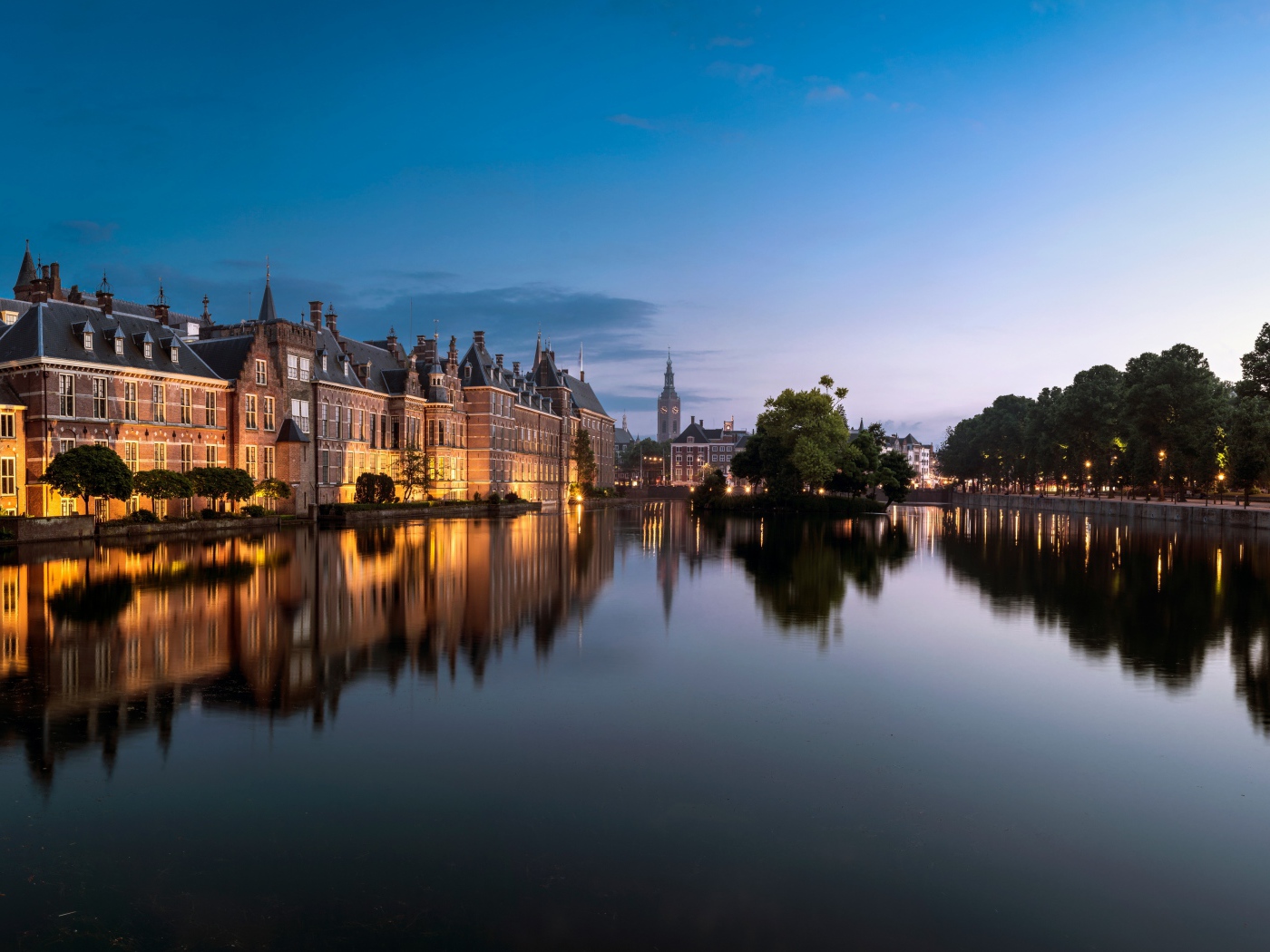 Красивые старые дома у реки в сумерках, Гаага, Нидерланды