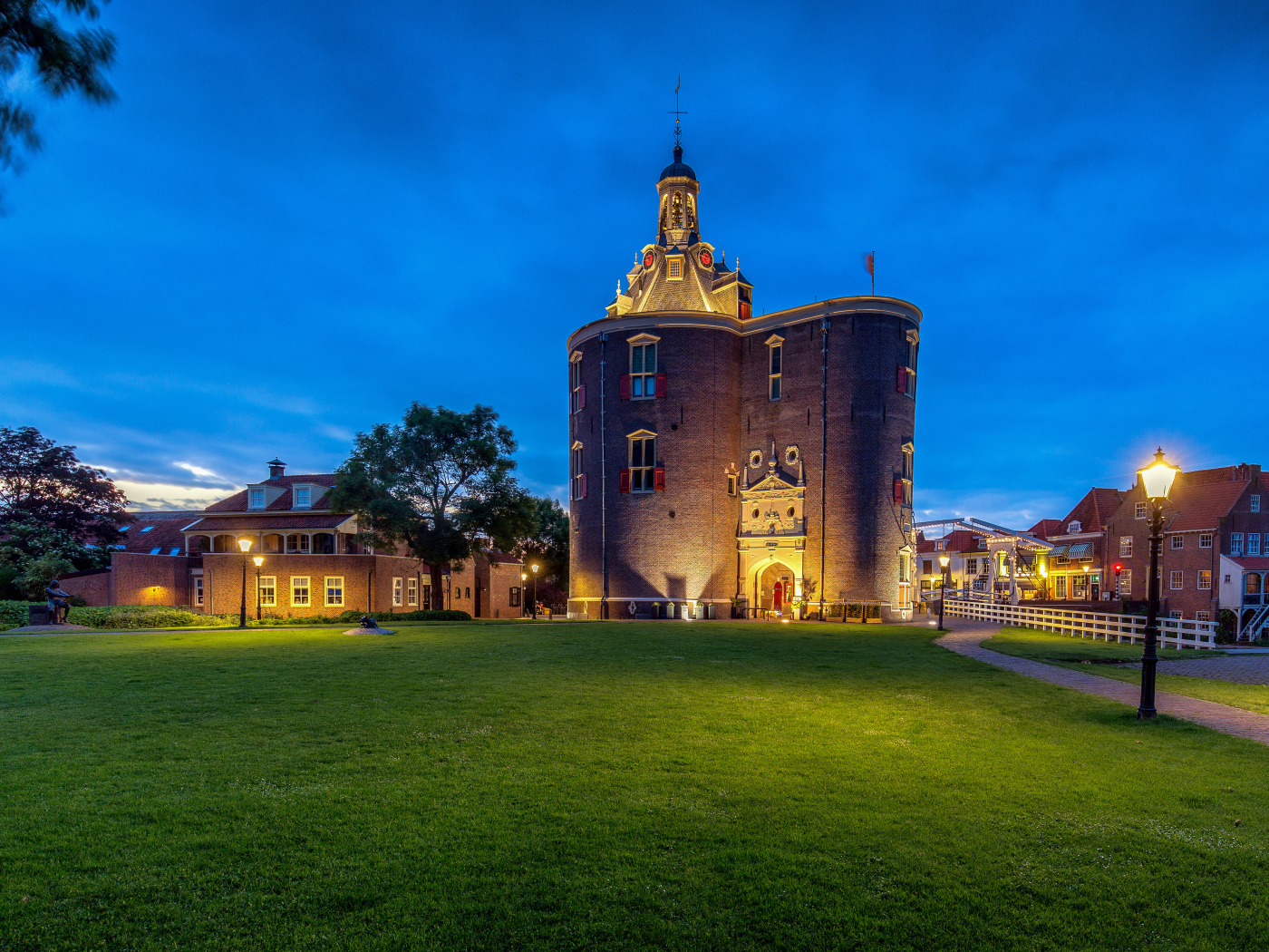 Большая старая башня в сумерках,  Нидерланды