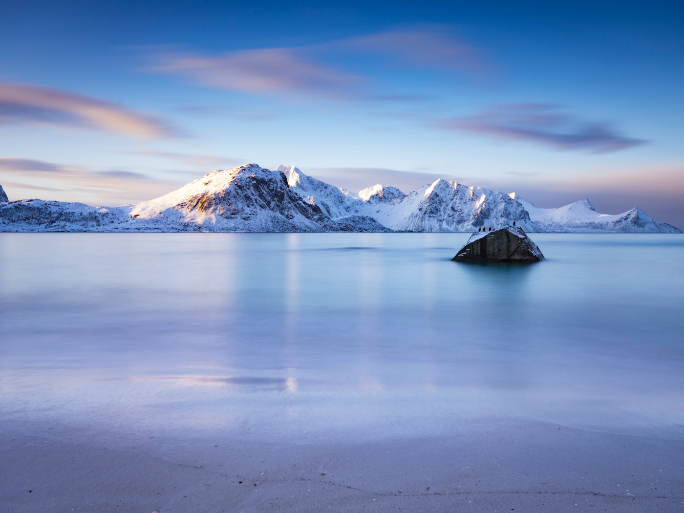 Красивый вид на спокойный залив и заснеженные горы, Норвегия