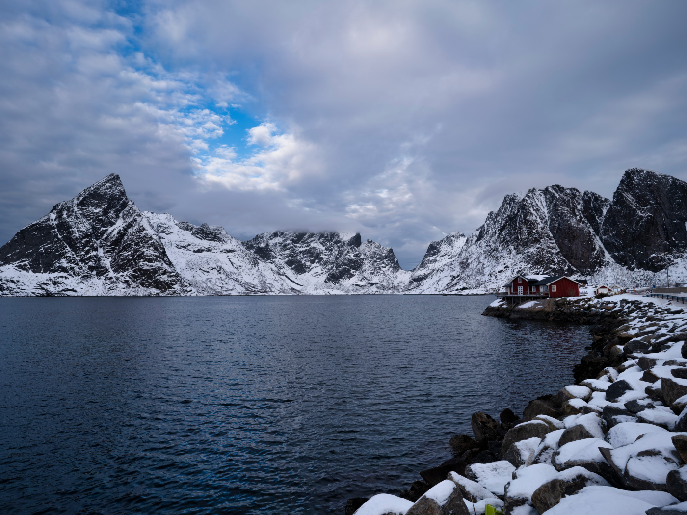 Озеро у заснеженных гор, Лофотенские острова, Норвегия