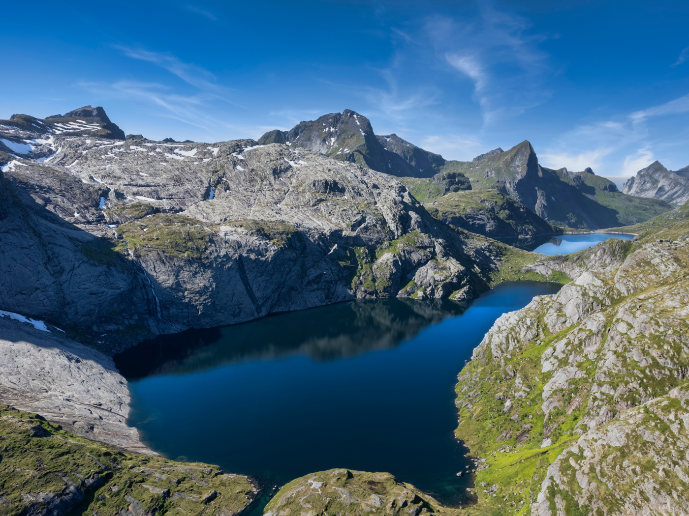 Озеро среди гор, Лофотенские острова. Норвегия