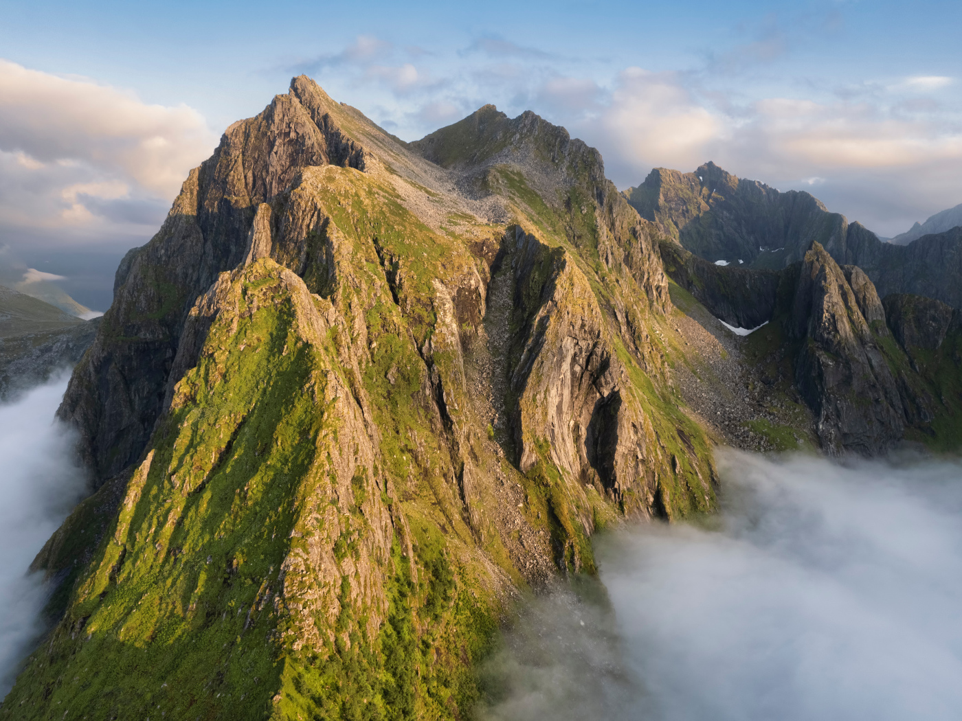 Большие высокие горы в тумане, Лофотенские острова. Норвегия
