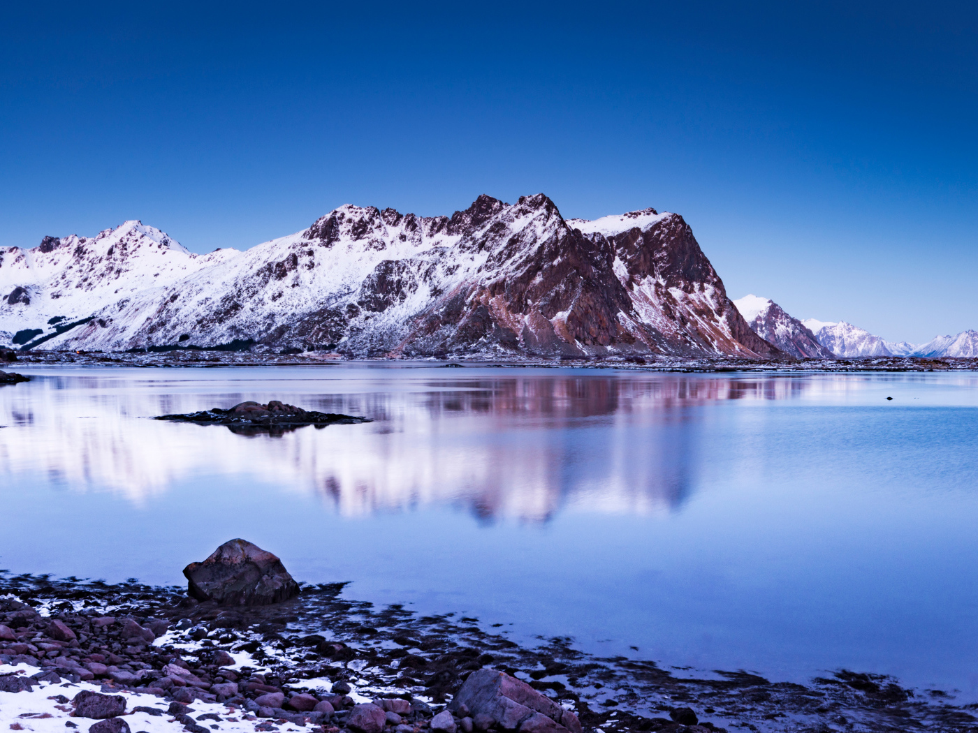 Большие покрытые снегом горы у воды, Норвегия