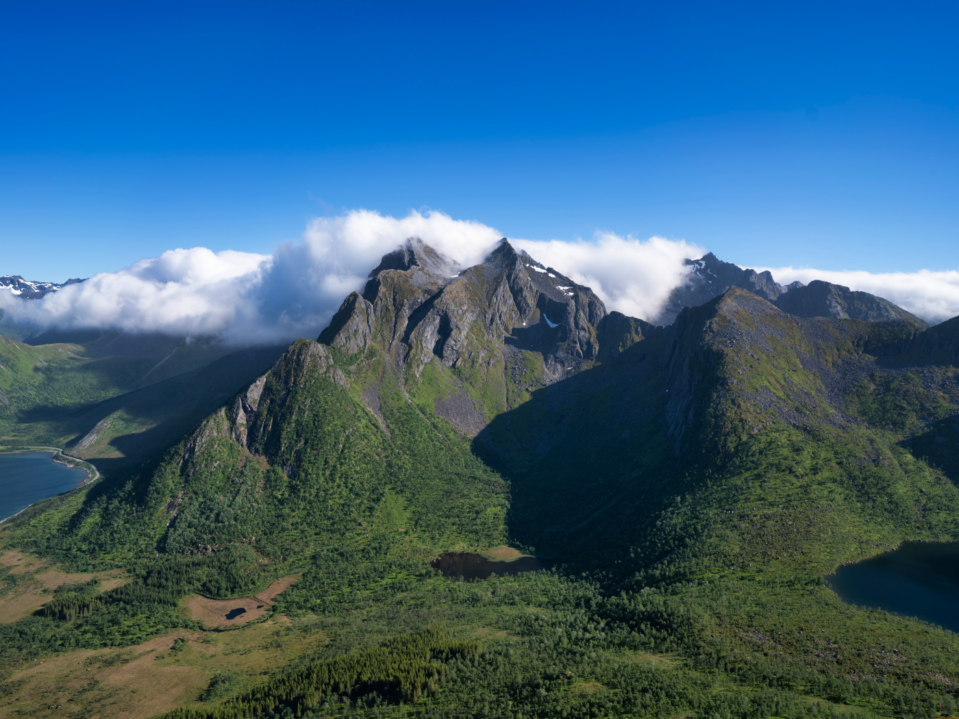 Красивый вид на Лофотенские острова под красивым голубым небом