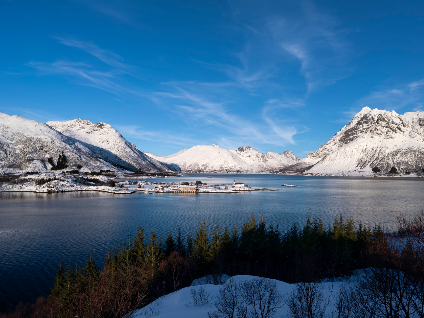 Покрытые снегом горы под голубым небом у воды, Норвегия