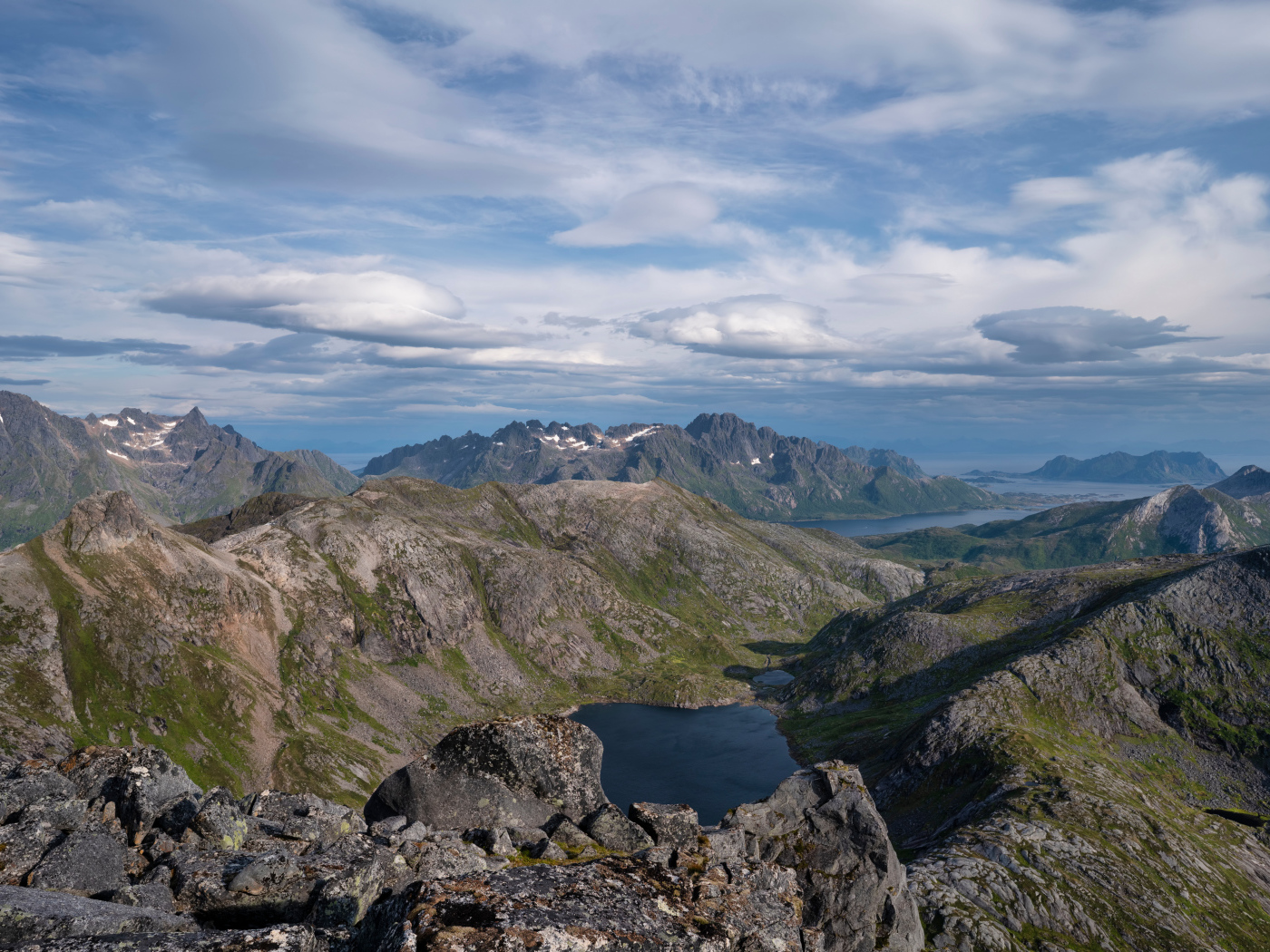 Густые белые облака над Лофотенскими островами, Норвегия 