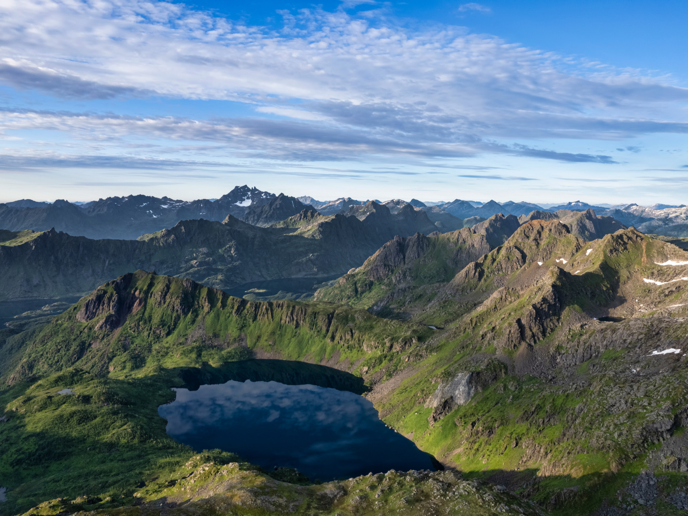 Кратеры с водой в горах, Лофотенские острова. Норвегия