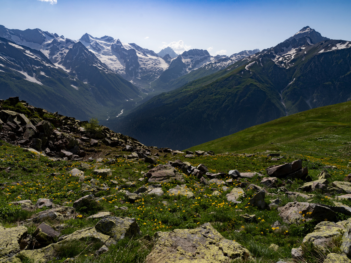 Горный хребет Домбай под голубым небом, Россия 