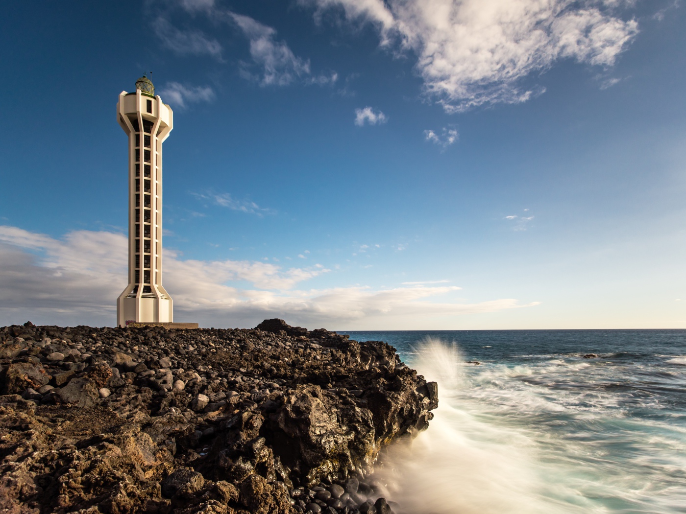 Башня на берегу моря под голубым небом, Испания