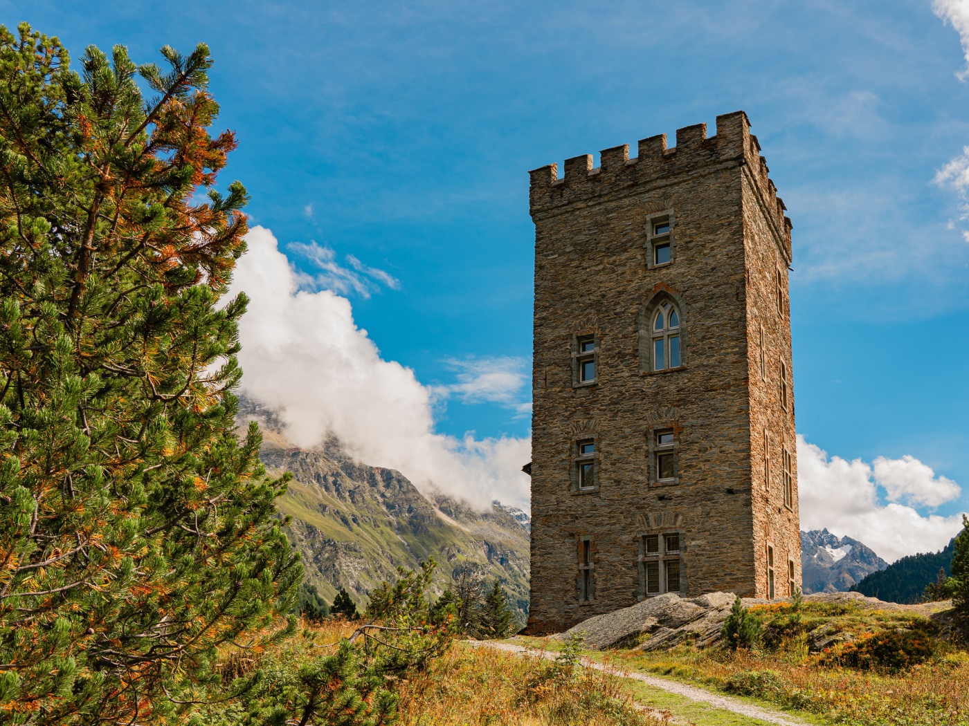 Высокая башня под голубым небом, Швейцария