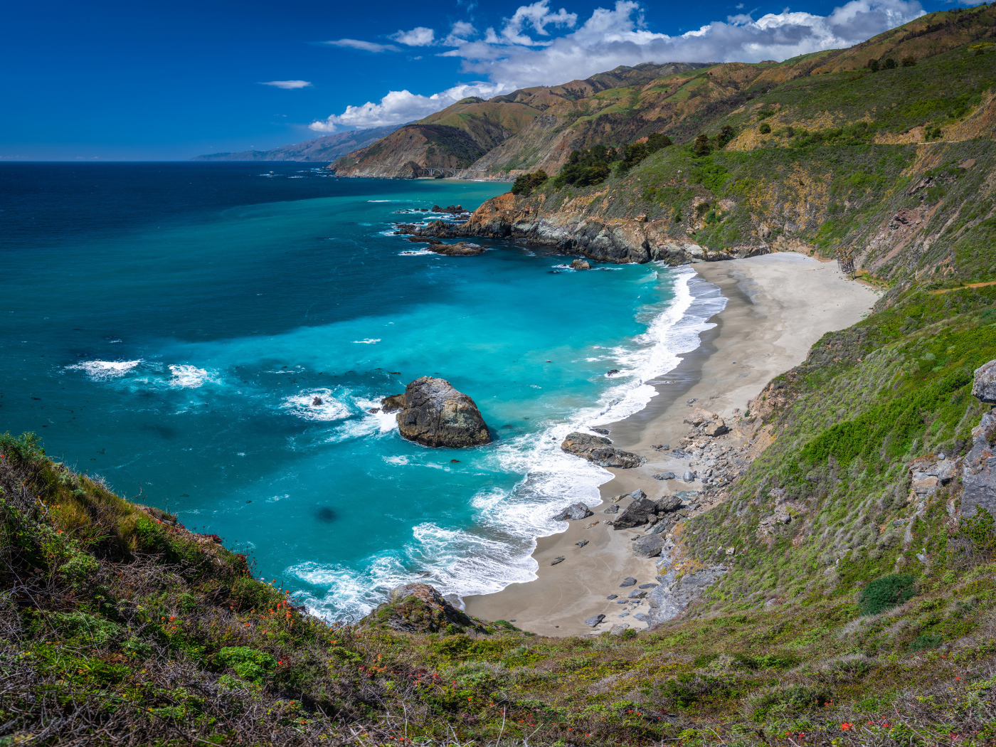 Голубая вода в океане на побережье Калифорнии, США