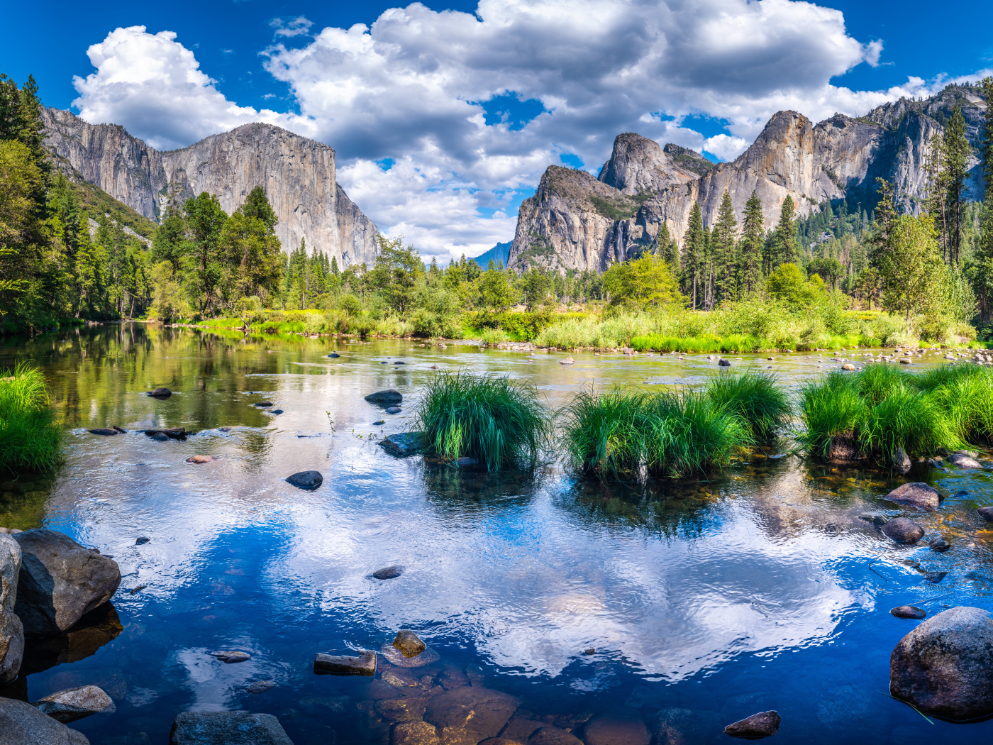 Спокойная вода в озере на фоне гор под белыми облаками, США 