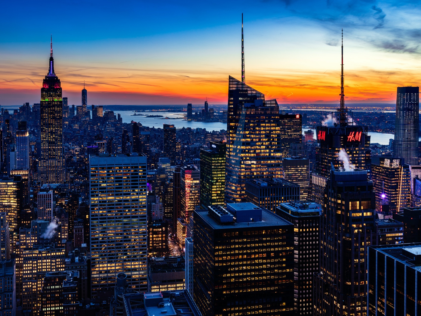 Высокие ночные небоскребы под красивым небом на закате 