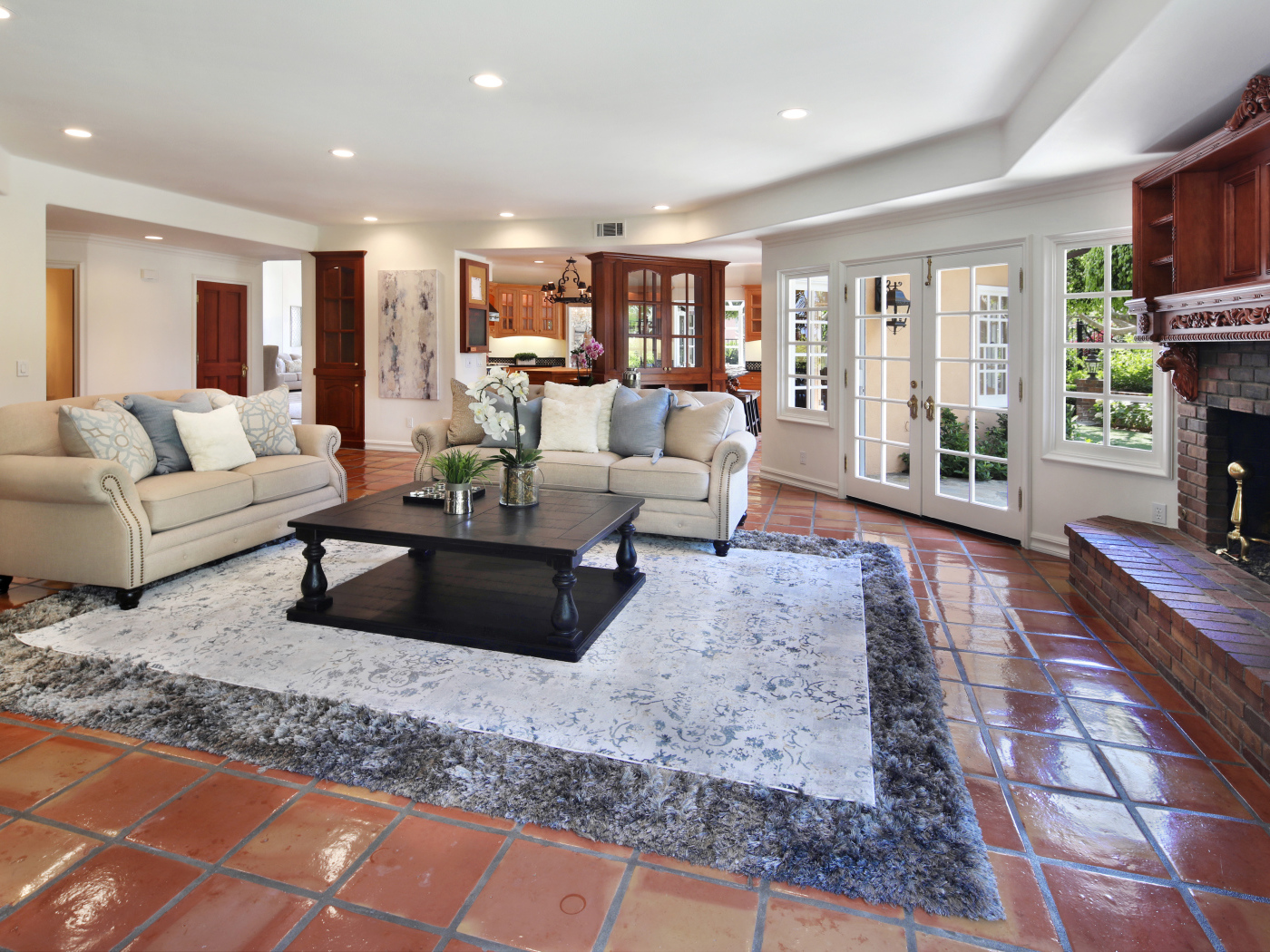 Комната в дорогом двухэтажном доме с камином