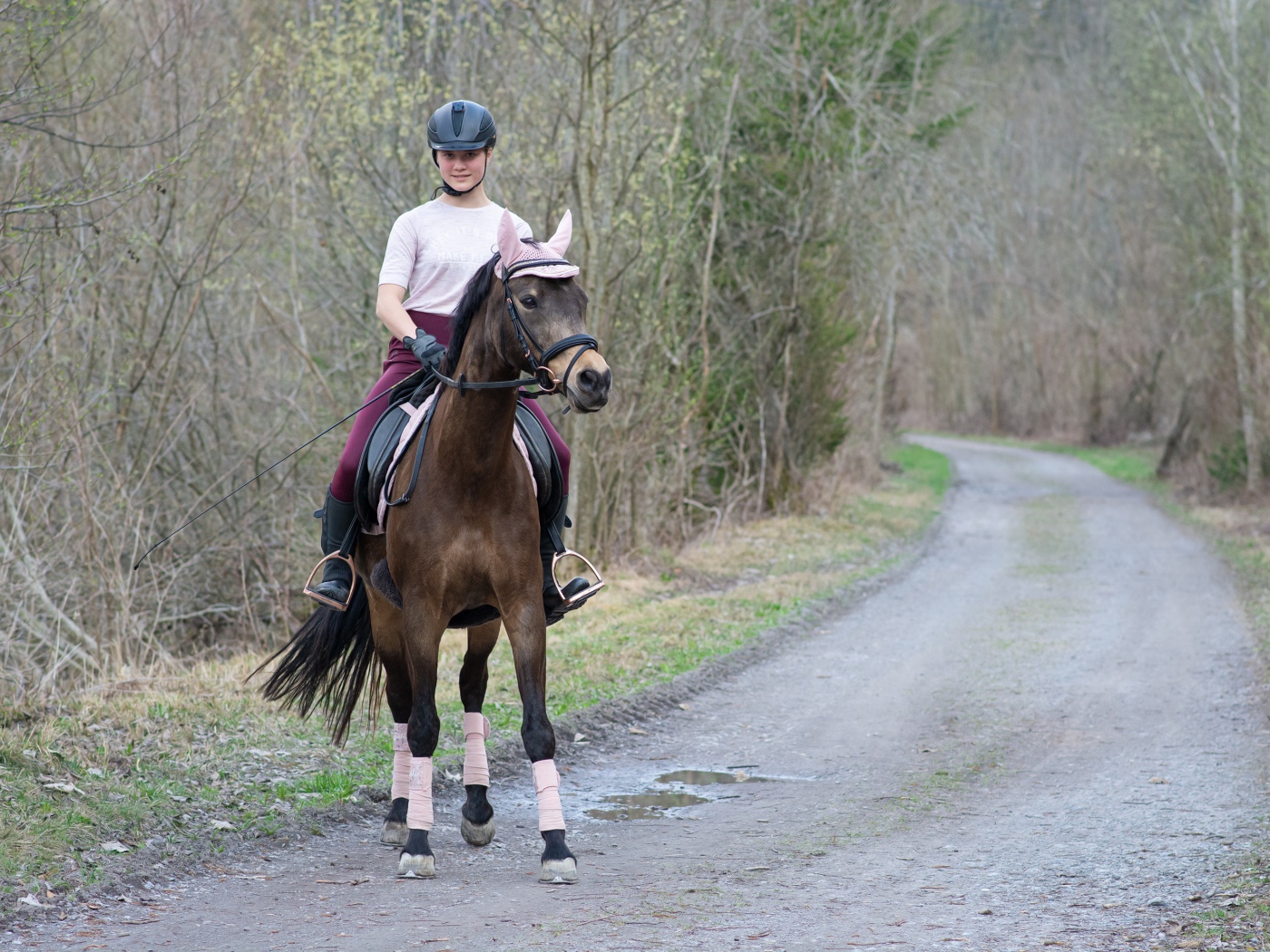 Молодая девушка катается на лошади 