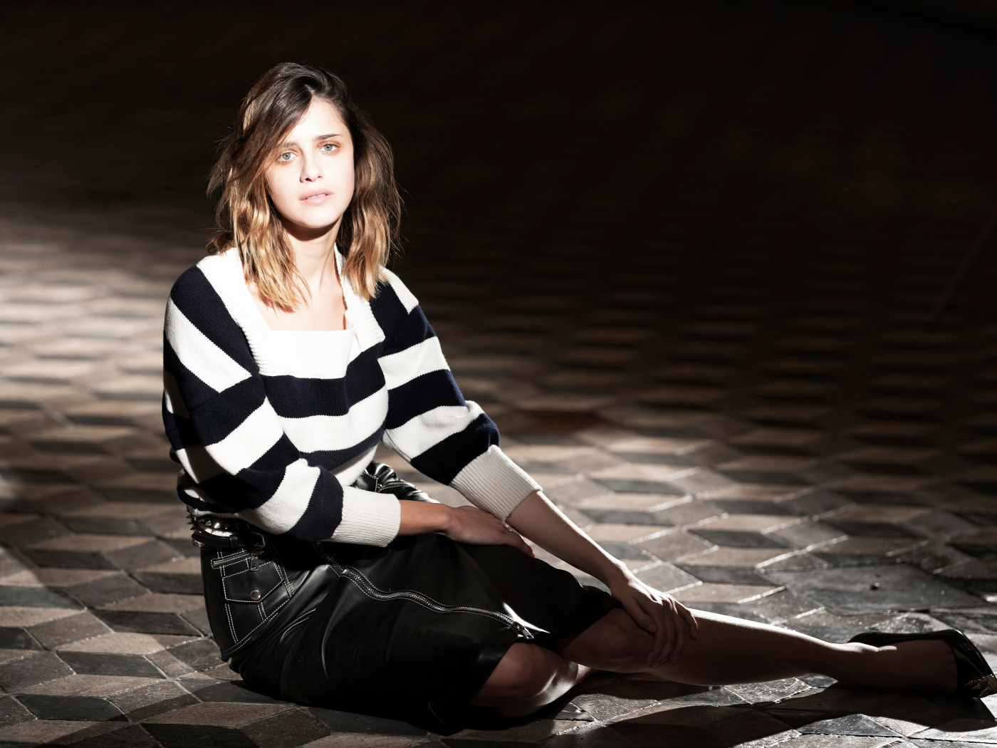 Актриса Бенедетта Поркароли сидит на полу