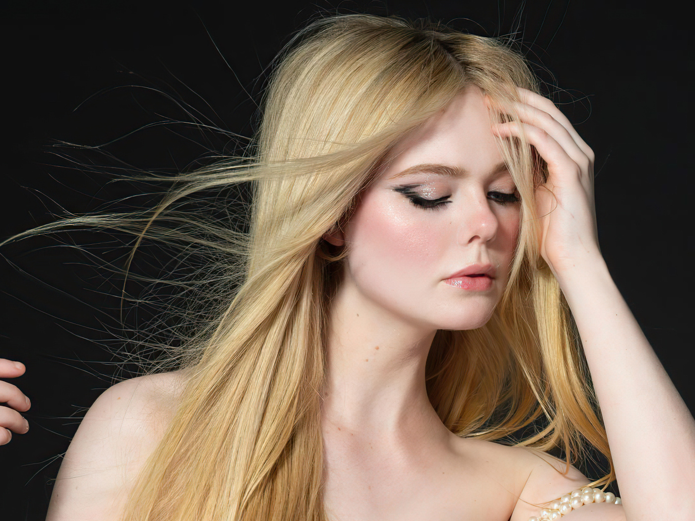 Актриса  Эль Фэннинг на черном фоне